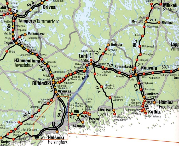 Kuva 33 Rataverkon nopeusrajoitukset vuonna 2002 ja sähköistystilanne vuonna 2004