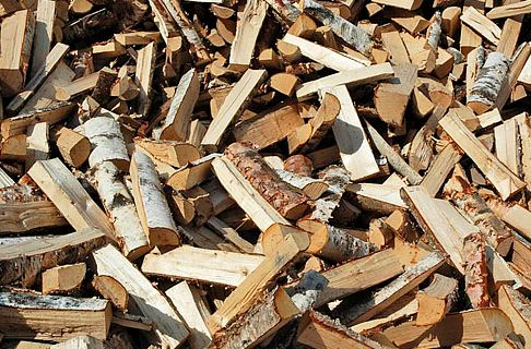 energiamäärään, poltosta syntyviin päästöihin ja turvallisuuteen. Kun käytetään puhdasta kuivaa puuta, vältetään turhia hiukkaspäästöjä.