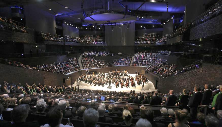 KUVA 25. HELSINGIN MUSIIKKITALO, YLEISÖÄ ERI PUOLILLA ORKESTERIA.