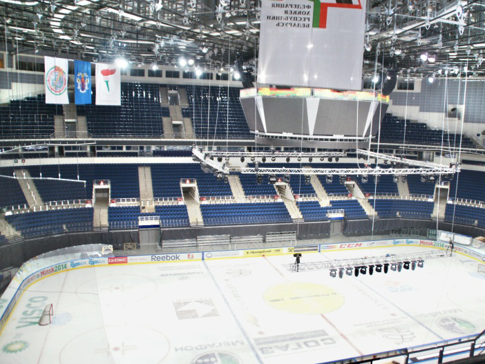 MINSK-AREENA MINSK-AREENA Minsk-areena ulkoa Näkymä 8.kategorian istumapaikalta Suomen maajoukkue pelaa kaikki ottelut kuuluisalla MINSK-Areenalla, joka on Valko-Venäjän uusin ja modernein jäähalli.