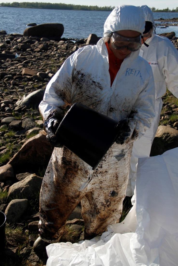 Maanantai 2.6.2014 Joukot torjuntatöissä. WWF:n lisäksi paikalla MPK:n ja Vapepan vapaaehtoisia. Öljyä rannoilla on vähän, mutta erittäin hankalasti poistettavaa.