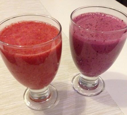 19 SMOOTHIE aamu- tai välipalajuoma (2 annosta) 250 g maitorahkaa 2 dl mehukeittoa tai mehua 1 banaani 1 dl pakastemarjoja (hunajaa) Mittaa