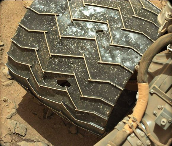 Yli 800 päivää kestänyt Curiosityn Mars missio jatkuu yhä, vaikka rankat olosuhteet kuluttavat mönkijää.