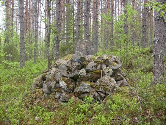 todennäköisesti samaan vanhaan taloon kun tieverkosto. Nykyisin rajapyykki sijaitsee kuusimetsässä noin 50 m metsätieltä itään ja noin 5 m purosta etelään. Rajapyykki kuuluu muinaisjäännösrekisteriin.