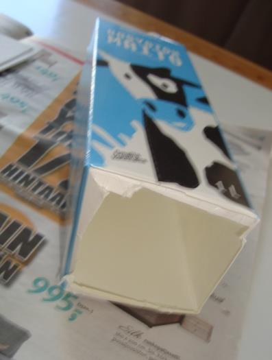 40 1. 1. Leikkaa maitopurkin pohja irti. 2. 2. Teippaa maalarinteipillä maitopurkin avattu nokka kiinni ja liimaa n. 15cm pitkä ja n.