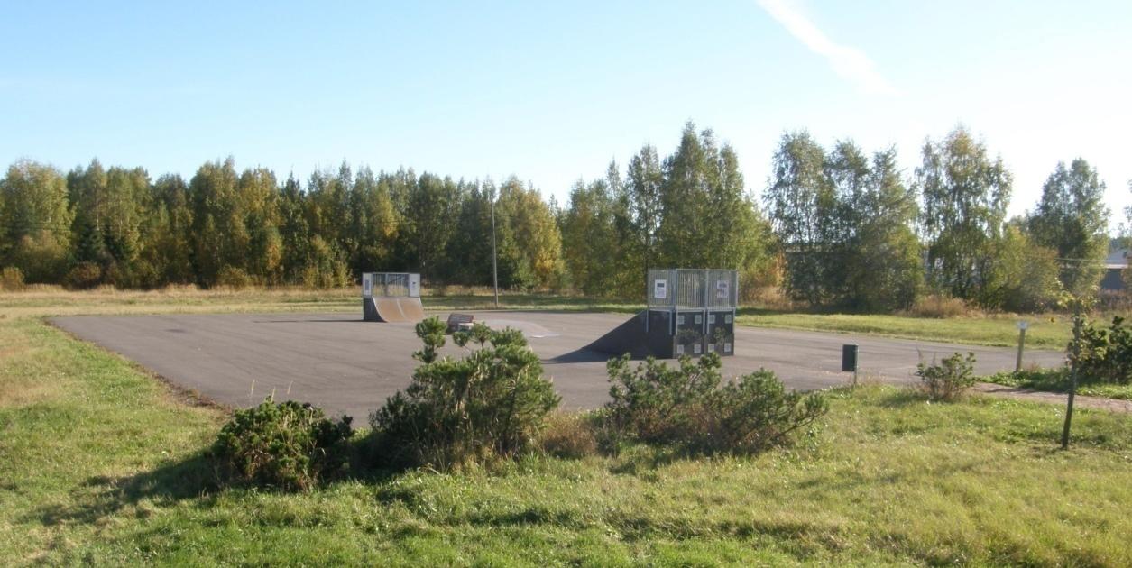 Horhattulan skeittipuiston alue (A) Alueella on tällä hetkellä 30*40 metrin suuruinen kestopäällysteinen kenttä. Kentällä on skeittiramppeja.