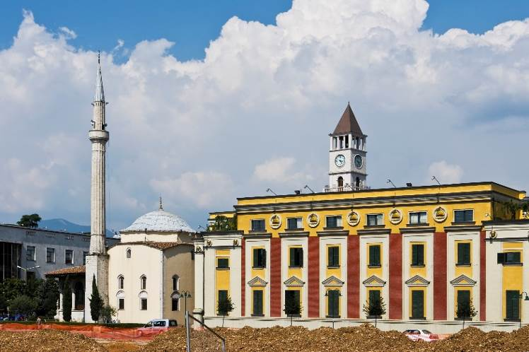 Iltapäivällä jatkamme Tetovon kaupunkiin, jossa vierailemme Pasha Djamijan upeasti kunnostetussa moskeijassa. Illaksi saavumme Ohrid järven maisemiin ja majoitumme hotelliin. Ilta vapaata aikaa.