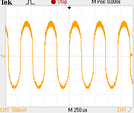 22 5 MITTAUKSET 5.1 Transient IC:n jokainen jalka tarkastettiin oikosulun varalta ennen mittausten aloittamista. Ulostuloon kaiuttimen tilalle kytkettiin synteettinen kuorma, ja mitattiin ulostuloa.