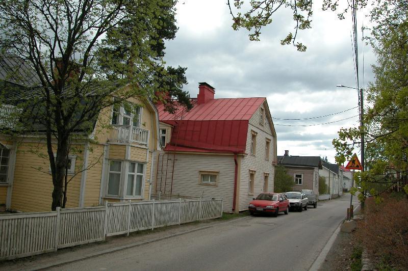 Pispalan kulttuurihistoriallisesti arvokkaat aluekokonaisuudet Pispalanharjun varsi (2008/A3) Harjun lakea pitkin kulkenut tie, nykyinen Pispalanharju, on syntynyt noin 1910-1920 -luvuilla.