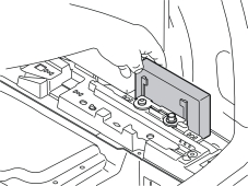 35 Kiinnitä AEM-ohjausyksikön konsoli lattiatuen oikeaan takareikään yhdensuuntaisesti sivupalkin kanssa, kuten kuva osoittaa. Uudemmissa autossa on oikean sivupalkin päällä vaahtokumipala.