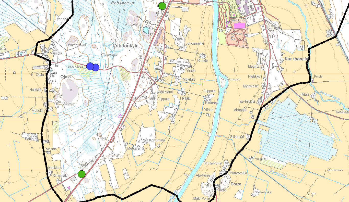 Kuva 3. Heinäkuun kartoituksessa havaittiin saalistelevia pohjanlepakoita Ojala- Hanhelan tien yllä. Havaintopaikka merkitty kuvassa sinisillä palloilla.