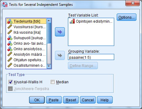 9 Kuvio 73. K Independent-Samples -proseduurin päämäärittelyikkuna Testiksi voidaan valita (Test Type): Kruskal-Wallis H, joka on epäparametrinen versio yksisuuntaisesta varianssianalyysistä.