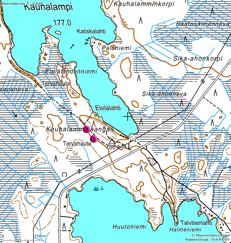 Vallin ympärillä on ilma-aukkojen kohtia tasaisin välein. Pienempi tervahauta sijaitsee kartalle merkitystä tervahaudasta n.