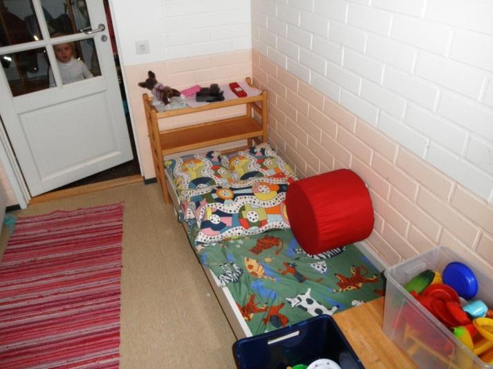 VAHINKOSANEERAUS Kuva 17: Yläkerran siivousvälinetila. Kuva 18: Yläkerran kotikeittiö. Vantaalla 19.10.