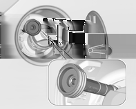 Täyttöaukon korkki voidaan kiinnittää täyttöaukon luukussa olevaan pidikkeeseen. Laita pumpun suutin kokonaan täyttöaukkoon ja kytke se päälle tankkausta varten.