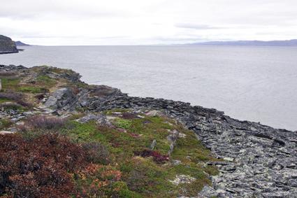 Täyssinän rajan suunta Inarissa ja sieltä Jäämereen Ceavccageadgi on uhripatsas, jota ympäröi 12 kivistä ladottua rengasta. Louhikkoisessa rantavyöhykkeessä sijaitsee muinaisia hautauksia.