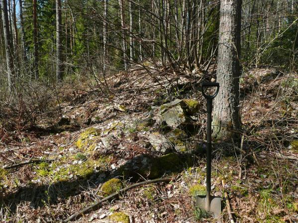 6798 571 Y: 3425 244 Tutkijat: Poutiainen H 2012 inventointi Paikka sijaitsee Asikkalan kirkosta
