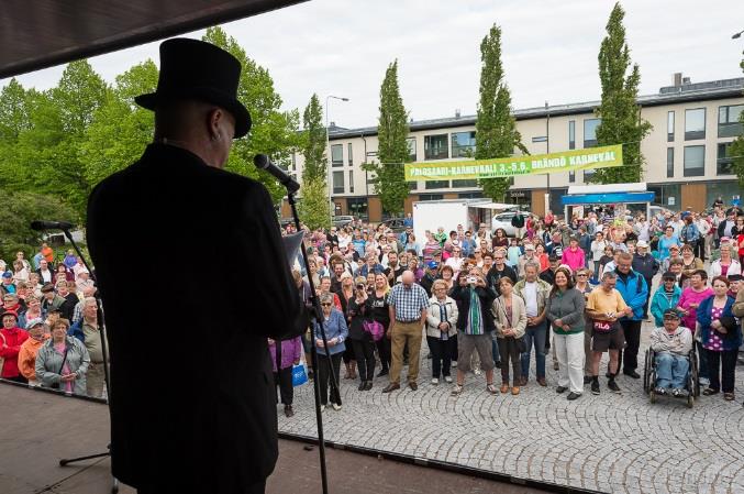 Suomen Setlementtiliitto Uusi paikallisuus -hanke Vaasan Palosaarella, loppuraportti YHTEENVETO TOIMINNAN SISÄLLÖSTÄ VUOSINA 2013 2015 Vuonna 2013 Palosaarella käynnistettiin 15 paikallisen