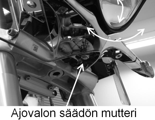 Pidä moottoripyörä täysin pystysuorassa ja anna avustajan mitata ajovaloumpion polttimon korkeus maan tasosta. Tee seinään merkki samalle korkeudelle. 5. Käynnistä moottori ja sytytä kaukovalot. 6.