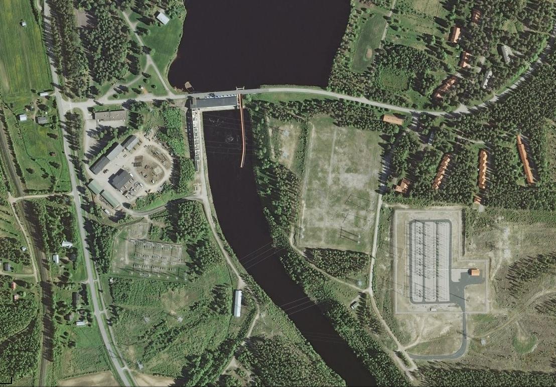 Petäjäskoski ennen projektia Muuntaja, reaktorit ja valvomo ovat vesivoimalaitoksen tiloissa.