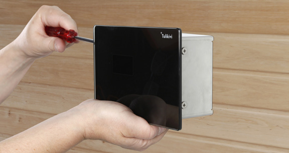 Kiuasohjaus paneelin asennus ja käyttöönotto Tulikivi Touch Screen ohjain voidaan asentaa löylyhuoneeseen enintään 1 m korkeudelle ja vähintään 20 cm etäisyydelle kiukaasta.