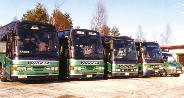 Kuvassa bussit 6 (Tritonus), 17 (Metso), 15 (Haukka), Ykkönen sekä Iveco-pikkubussi.
