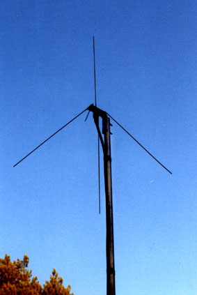 Antennit Antenni on järjestelmän se osa, joka muuttaa virtaa ja jännitettä sähkömagneettiseksi säteilyksi tai päinvastoin.