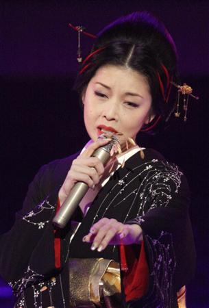 Harukaze Kirjoituksia Japanin kulttuurista 2010. Numero 5 10 Kuva 2. 藤 あ や 子, Fuji Ayako. Lähde: http://www.last.fm/music/fuji+ayako/+images/34149719 (haettu 22.3.2010).