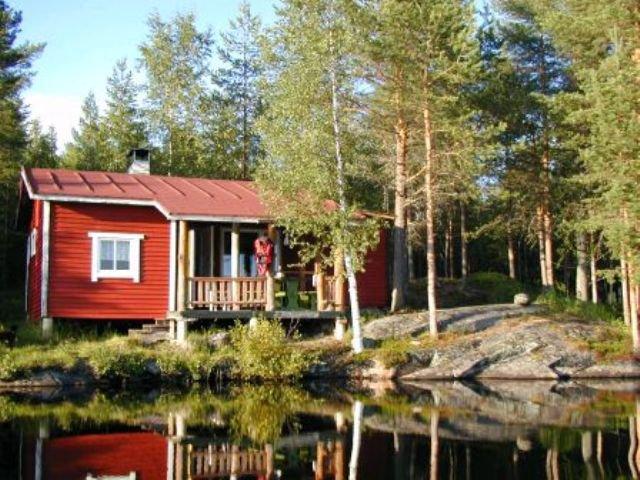 Suomessa kesämökkejä on todella paljon. Enemmän kuin joka viidennellä taloudella on vapaa-ajanasunto. Suomalaisen mökin suosittu rakennusmateriaali on hirsi(puu).