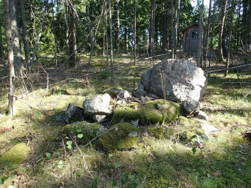 Koordinaattien osoittamassa kohdassa on selvästi ihmisen tekemä nelikulmainen kivirakenne, jonka laajuus on noin 1,5 x 1,5 m ja korkeus 0,5 m.