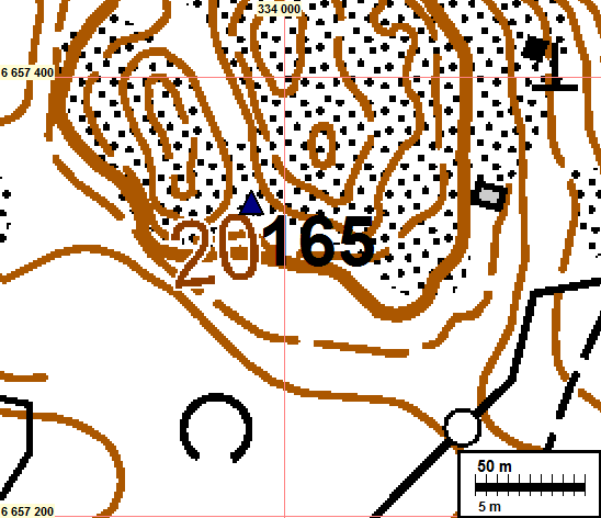 63 Kohde sijaitsee Vålön saaren pohjoisosassa, kallioiden välisen 3-5 m syvän ja 4 m leveän pohjoinen-etelä-suuntaisen notkelman pohjalla, tasamaalla sekametsässä.