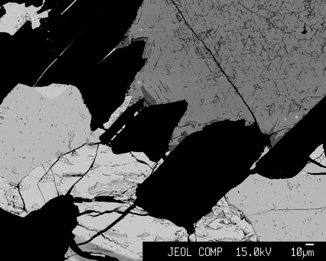 Mikroanalysaattori (EPMA) Elektronisuihkua hyväksikäyttävässä mikroanalysaattorissa (electron probe microanalyzer, EPMA, microprobe) mitataan röntgensäteilyn emissiota.