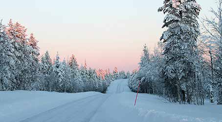 Ensimmäinen testi varmaan oli, että kuinka hyvin vaunu/auto lämpenee 40 asteen pakkasella ja kuinka muutenkin pääosin kesäkäyttöön tarkoitettu kampe käyttäytyy kylmässä.