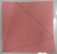 (a) Taitetaan paperin vastakkaiset kulmat sivujen keskinormaaleille saman pisteen kautta.