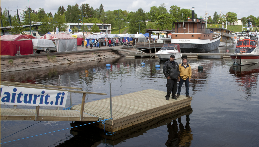 Pienvenesatama 2,5 x 15,0, venekerhon talkootyömaa Laituri 1,3 x 6,0 + 2,5 x 6,0 Laituripääty 2,5 x 6,0 m T-malli, kesällä paistaa