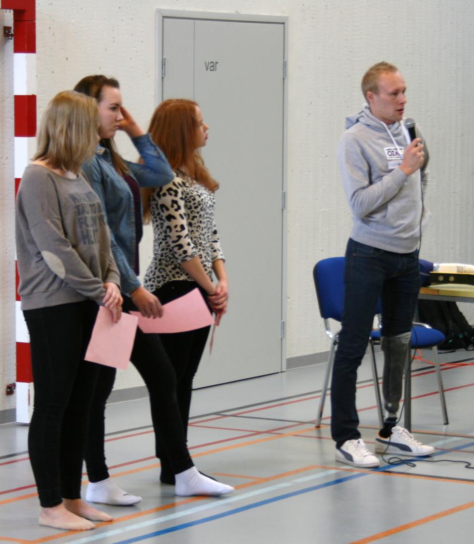 URHEILIJAKUMMI Saimme tänä vuonna uuden urheilijakummin Jussi Lotvosen. Lotvonen on entinen jääkiekkoilija ja nykyinen paratriathlonisti. Hän vieraili koulullamme kevättalvella.