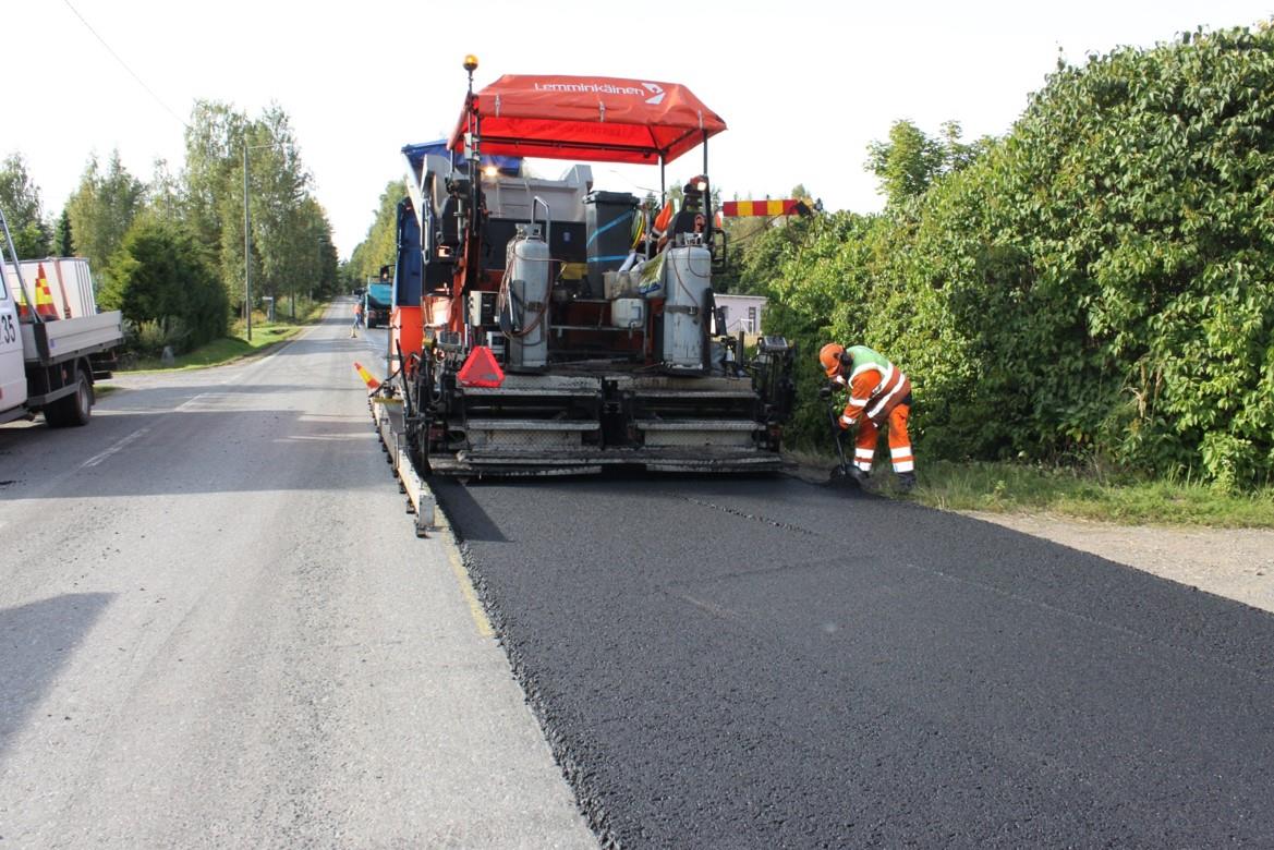 56 5.2 Levityksen kulku ja massan laatu koekohteella Vaahdottamalla valmistetun asfalttimassan todettiin olevan hyvää käsitellä työmaalla.