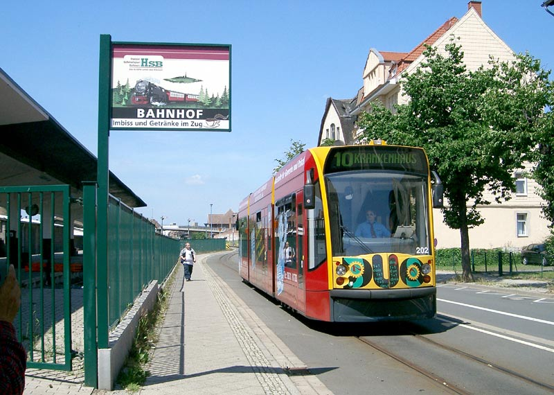 2.2 Toteutusmalli raideliikenteelle Työssä raideliikenteen toteuttamismalliksi on otettu niin sanottu Tram Train malli eli ratkai su jossa samalla kalustolla liikutaan sekä rau tateillä että