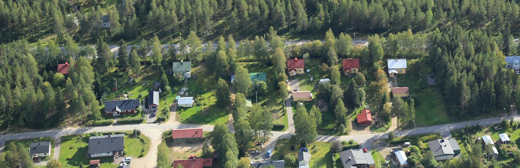 D. Pajatien rakennuksia 50-l. Hirsilato Aholantien varrella.