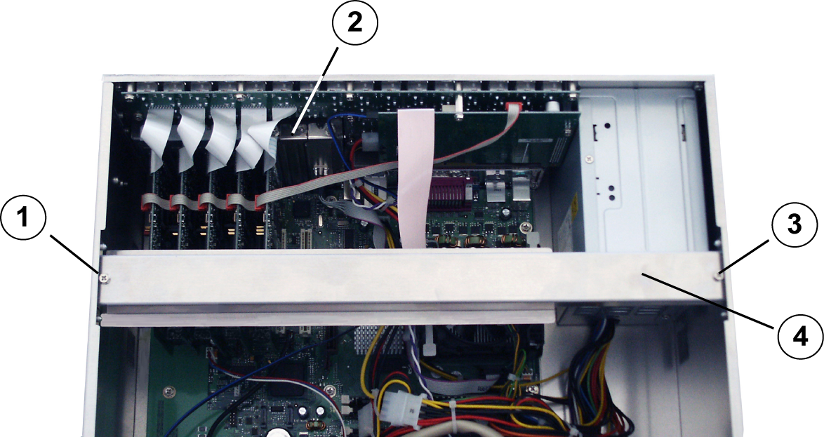 DiBos 8, SCSI Upgrade Kit 4 DiBos-videotallentimen päivittäminen fi 5 DiBos-videotallentimen päivittäminen DiBos-videotallentimen päivittämistä varten tarvitaan vapaa PCI-paikka. 4.1 Valmistelut Ennen SCSI-sovittimen asentamista 4.