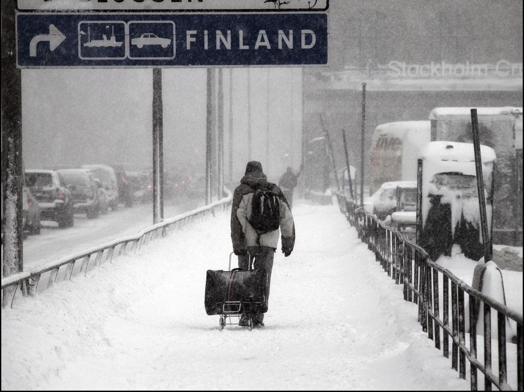 Moni heittää vitsiä, että Suomeen on parasta olla menemättä talvella, sillä kaikki vain nukkuvat. Lentokentän lattia on tehty puusta. Mitenköhän se pidetään kunnossa ja onkohan se aito.