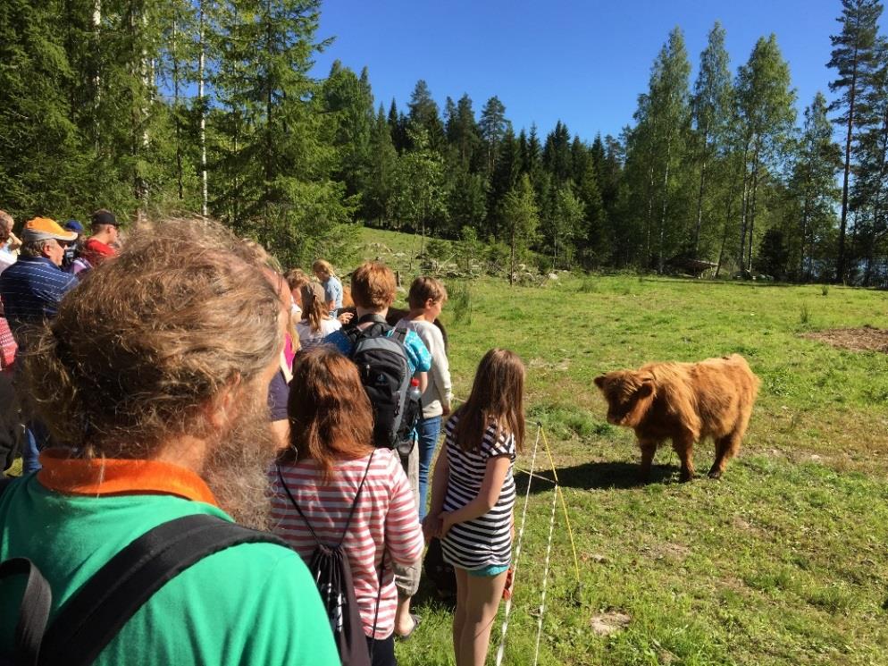 Kaupunkilaisia Lähiruokasafarin tilavierailulla.. Lähiruokasafarin pääyhteistyökumppanit olivat Aamulehden Moro ja Pirkanmaan Osuuskauppa sekä 27 ovensa avannutta lähiruokatuottajaa. www.