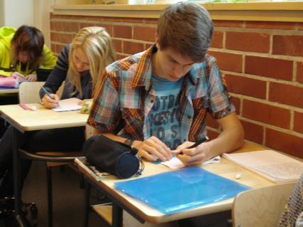 Urhea-toiminta Vantaalla kaikissa suomenkielisissä yläkouluissa (19 kpl) Toiminnan tavoite: Mahdollistaa yläkouluikäisille nuorille toimivampi arki koulujen ja urheiluseurojen yhteistyöllä Lisätä