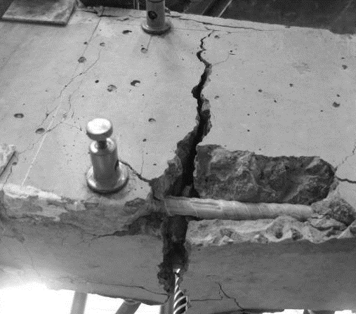 18 Kuva 7. Kuvan betonipalkissa on tapahtunut haurasmurtuma. (14.) FRP-tankojen pienen murtovenymän takia täytyy tankojen lujuuksien ja käyttötilan kriteerien oltava riittäviä.
