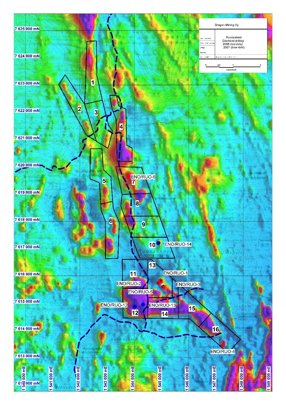 Kuva 10. Ruossakerolle 2006 kairattujen timanttikairareikien ENO/RUO-1 6 (punaiset pallot) ja vuonna 2007 kairattujen ENO/RUO-12 14 (siniset pallot) sijainnit aeromagneettisella kartalla. Figure 10.