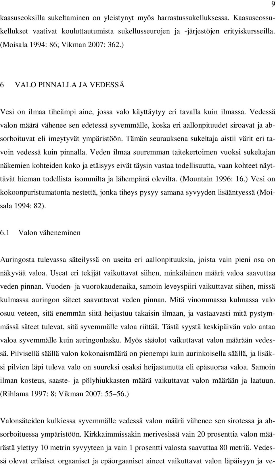 Vedessä valon määrä vähenee sen edetessä syvemmälle, koska eri aallonpituudet siroavat ja absorboituvat eli imeytyvät ympäristöön.