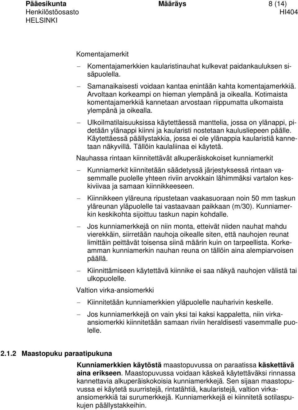 Ulkoilmatilaisuuksissa käytettäessä manttelia, jossa on ylänappi, pidetään ylänappi kiinni ja kaularisti nostetaan kaulusliepeen päälle.