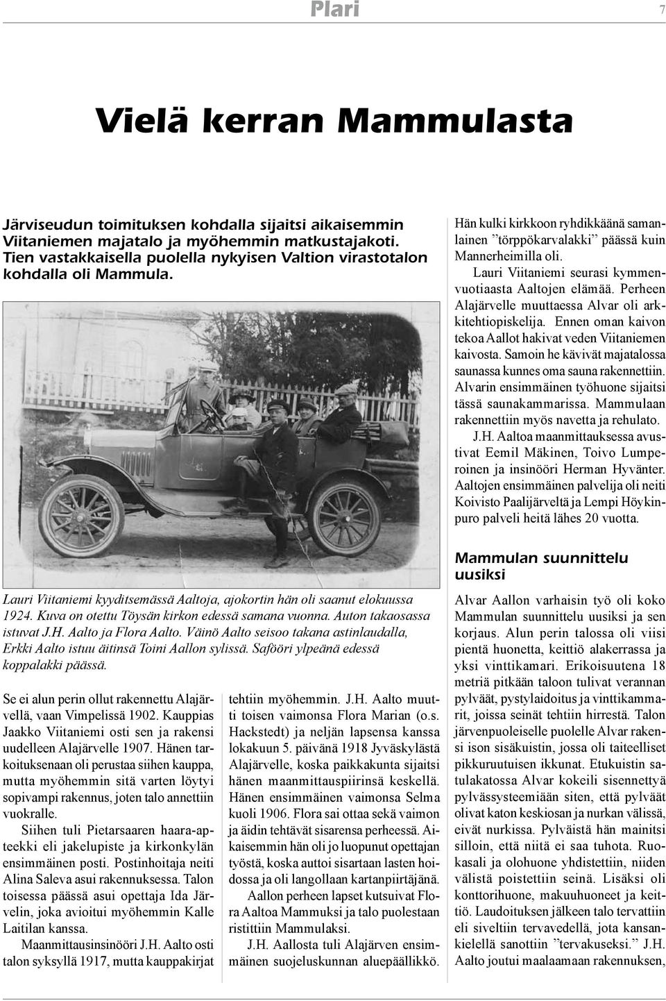 Kuva on otettu Töysän kirkon edessä samana vuonna. Auton takaosassa istuvat J.H. Aalto ja Flora Aalto. Väinö Aalto seisoo takana astinlaudalla, Erkki Aalto istuu äitinsä Toini Aallon sylissä.
