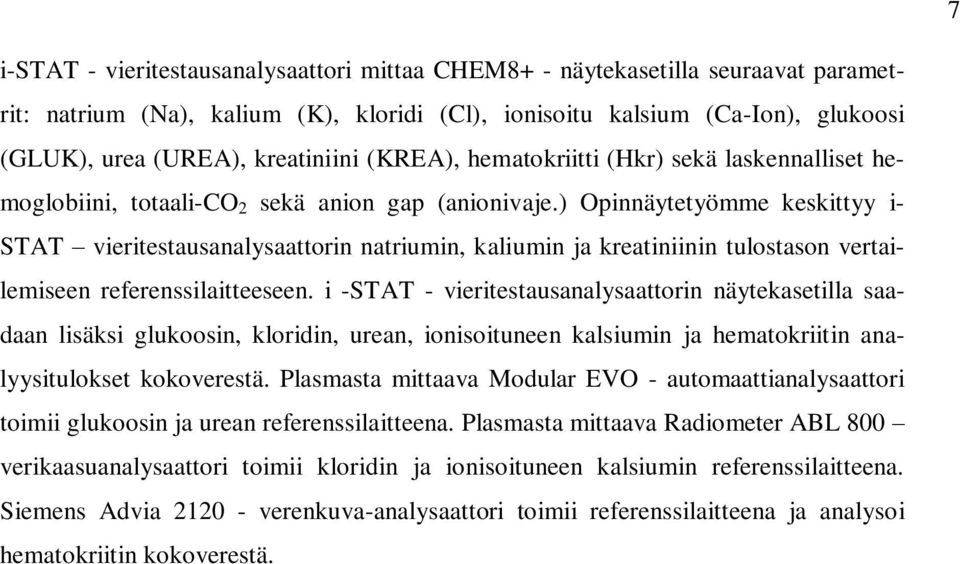 ) Opinnäytetyömme keskittyy i- STAT vieritestausanalysaattorin natriumin, kaliumin ja kreatiniinin tulostason vertailemiseen referenssilaitteeseen.