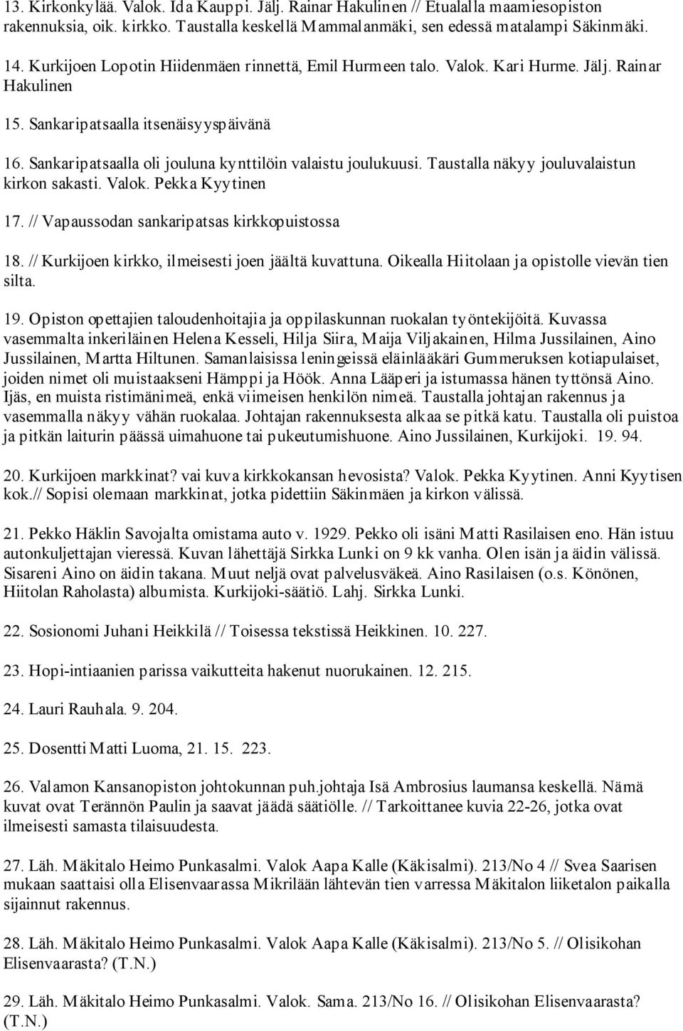 Sankaripatsaalla oli jouluna kynttilöin valaistu joulukuusi. Taustalla näkyy jouluvalaistun kirkon sakasti. Valok. Pekka Kyytinen 17. // Vapaussodan sankaripatsas kirkkopuistossa 18.